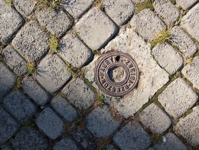 W krajobrazie historycznych ulic pozostałości przedsiębiorstwa Salomona Zweiga prezentują r&oacute;wnież fabrykaty o mniejszych rozmiarach. Na zdjęciu wyr&oacute;b z nawierzchni chodnika przy Placu Farnym przy schodach łączących ul. Kopernika z ul. Matejki. Taki sam znajduje się jeszcze w nawierzchni chodnika od  ulicy wzdłuż budynku Funduszu Kwaterunku Wojskowego przy ul. Szopena 16. Ze zbior&oacute;w Biura Miejskiego Konserwatora Zabytk&oacute;w